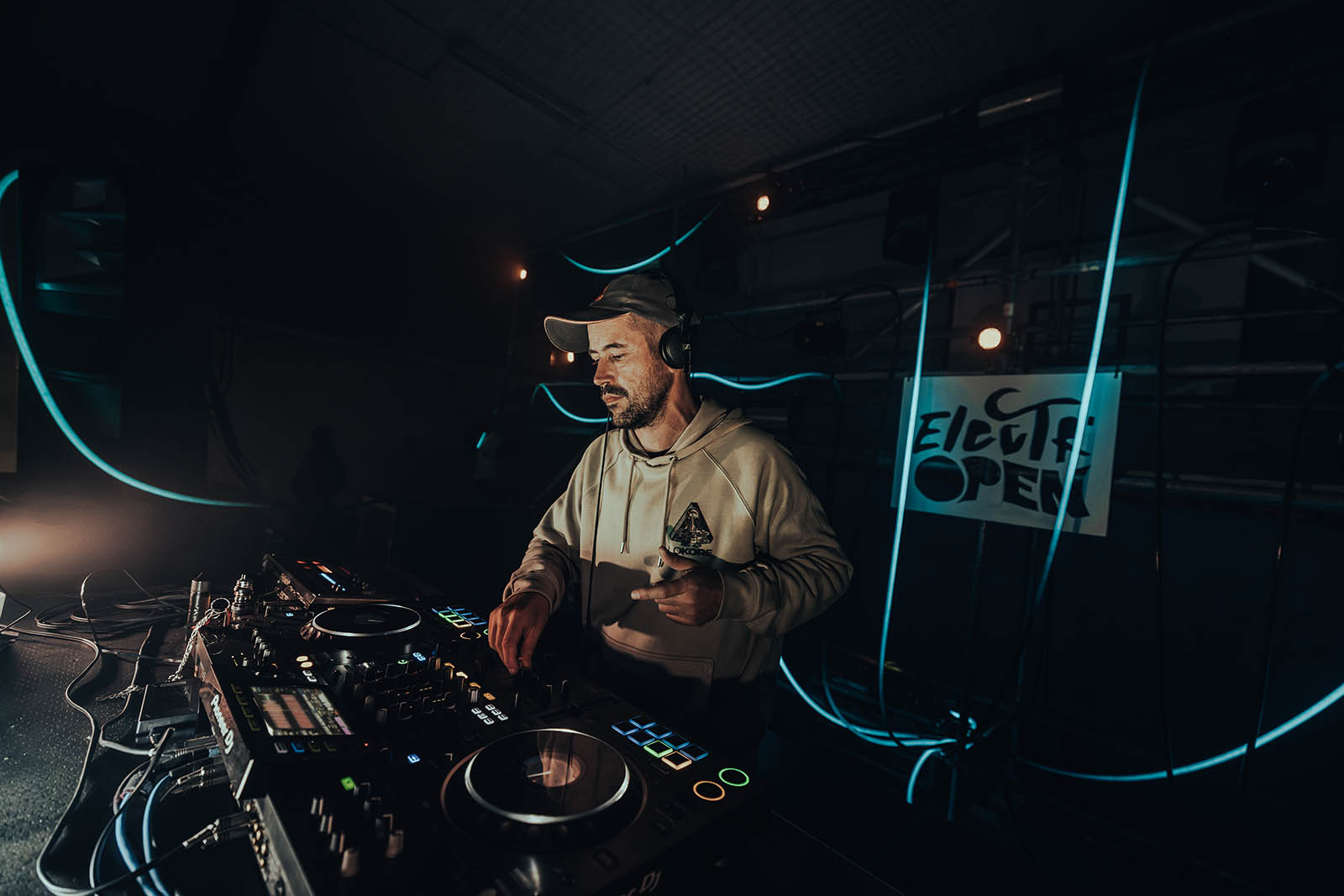 LoKoRe en train de mixer